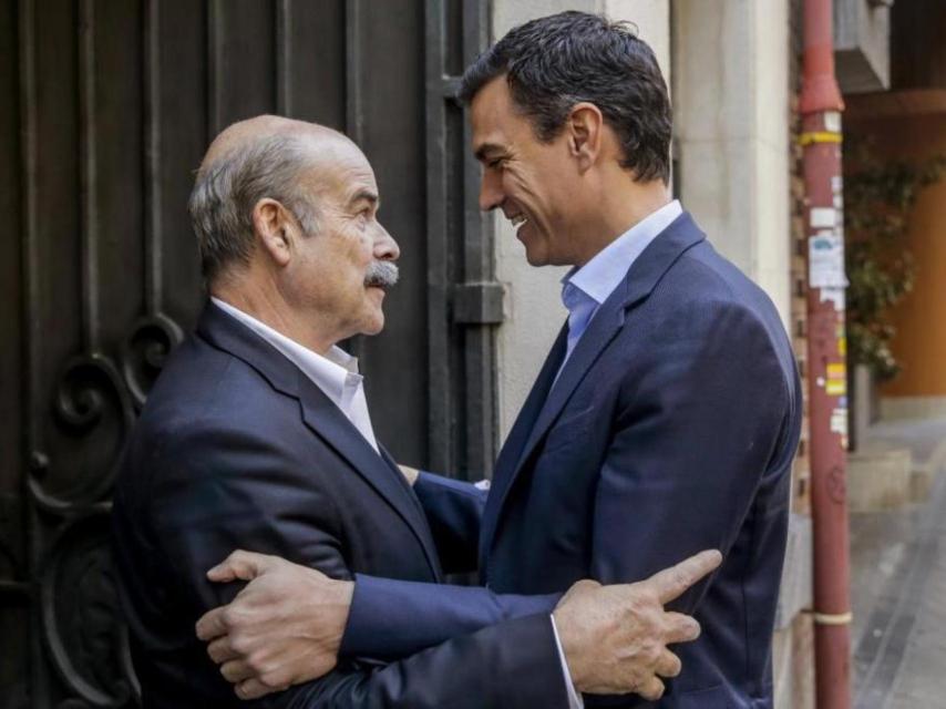 Pedro Sánchez con el ex presidente de la Academia del Cine, Antonio Resines.
