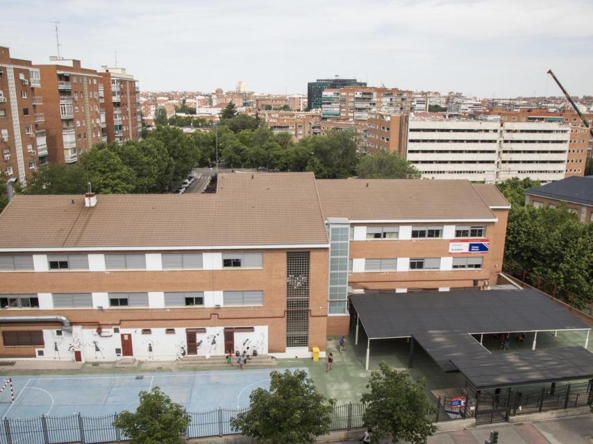Vista panorámica del colegio y el edificio a demoler.