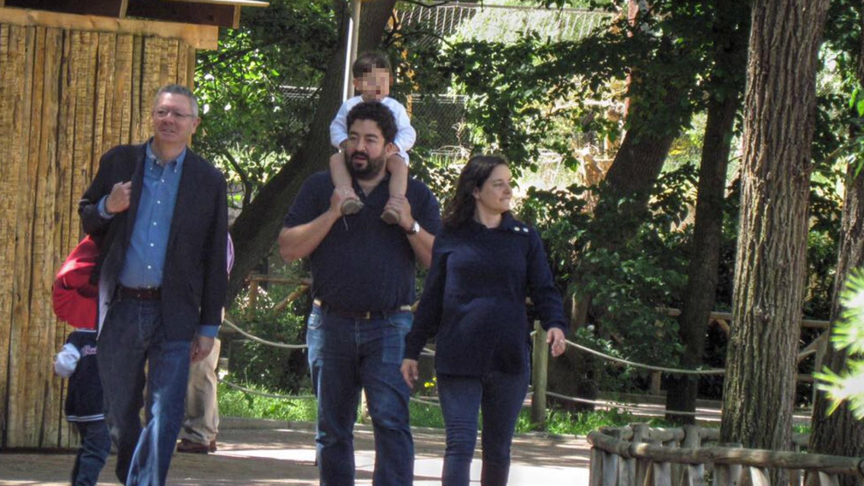 Ruiz-Gallardón, su hijo, su nuera y su nieto, en el zoo.