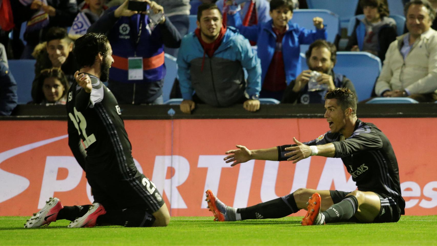 Isco y Cristiano Ronaldo celebran un gol en Balaídos.