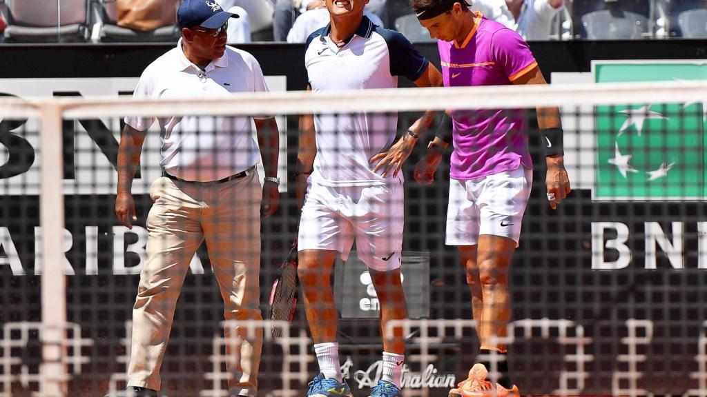Nadal, ayudando a Almagro tras la lesión en su rodilla izquierda.