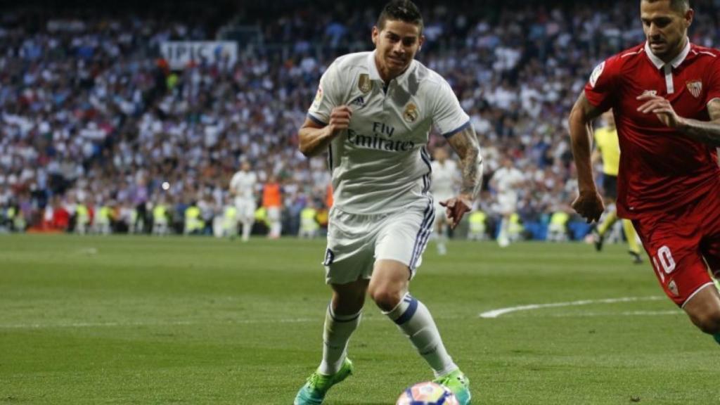 James encima a Vitolo. Foto: Pedro Rodríguez / El Bernabéu