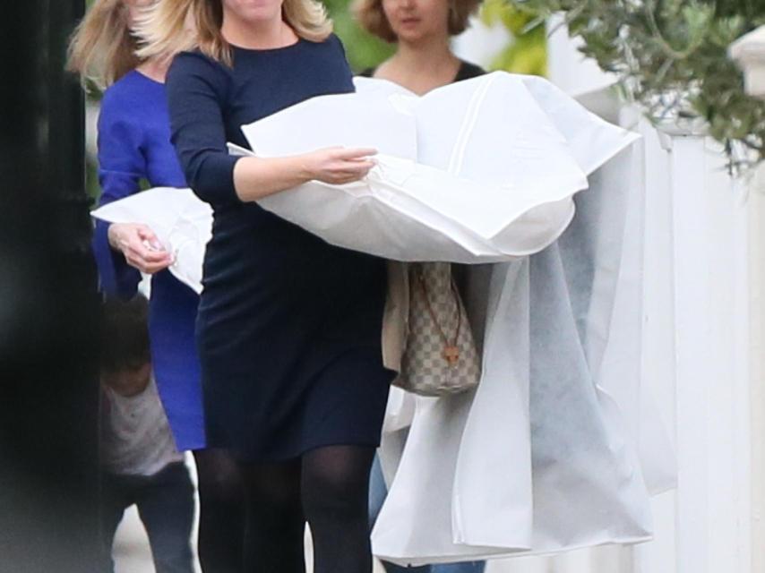 El vestido de la novia es transportado este martes hasta la casa de Pippa.