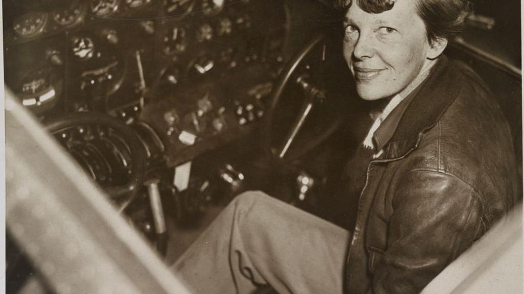 En la cabina del Electra, con el que desaparecería en el Pacífico en 1937.