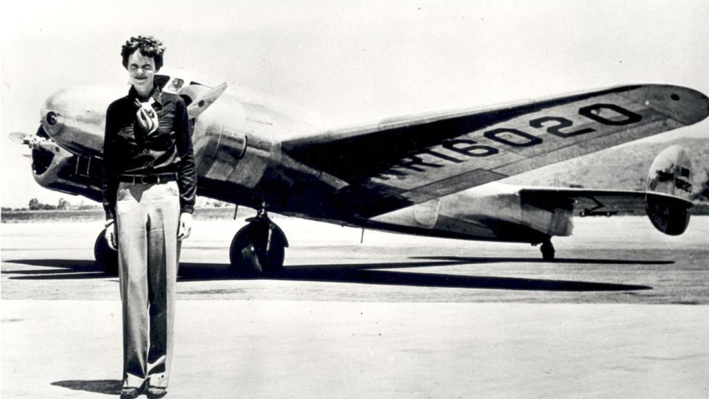 Amelia Earhart junto a uno de sus aviones.