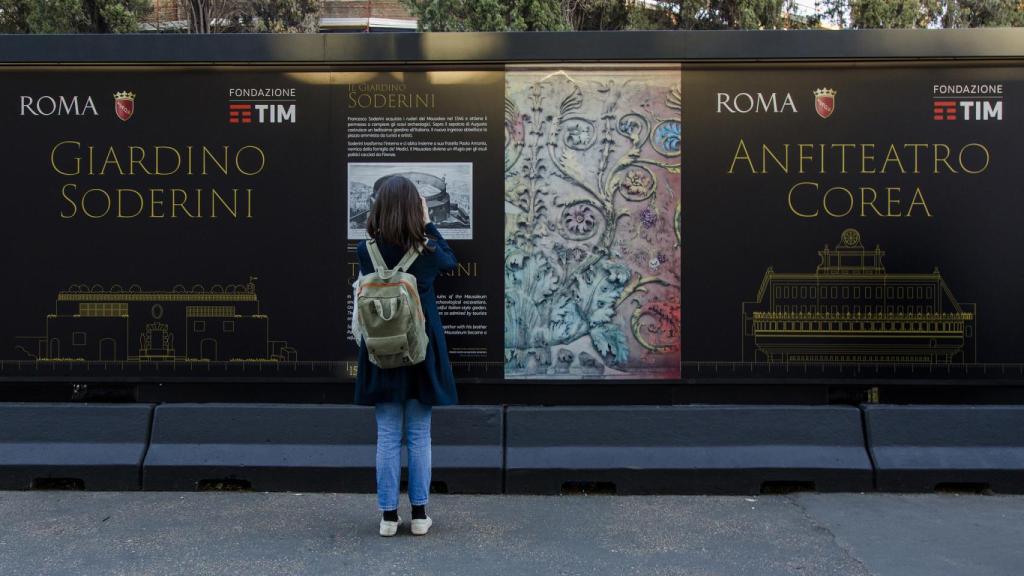 Una chica mira las obras del Mausoleo.