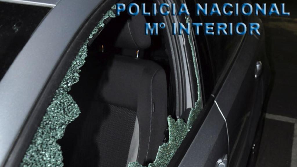 Vehículo con la ventanilla fracturada./ Archivo