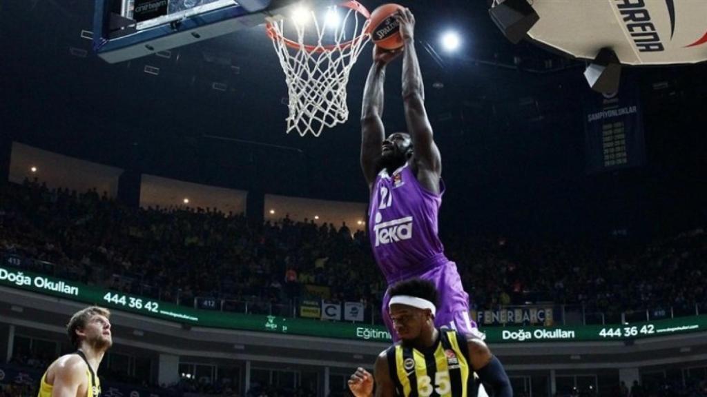 Hunter machaca el aro de Fenerbahçe. Fuente: euroleague.net