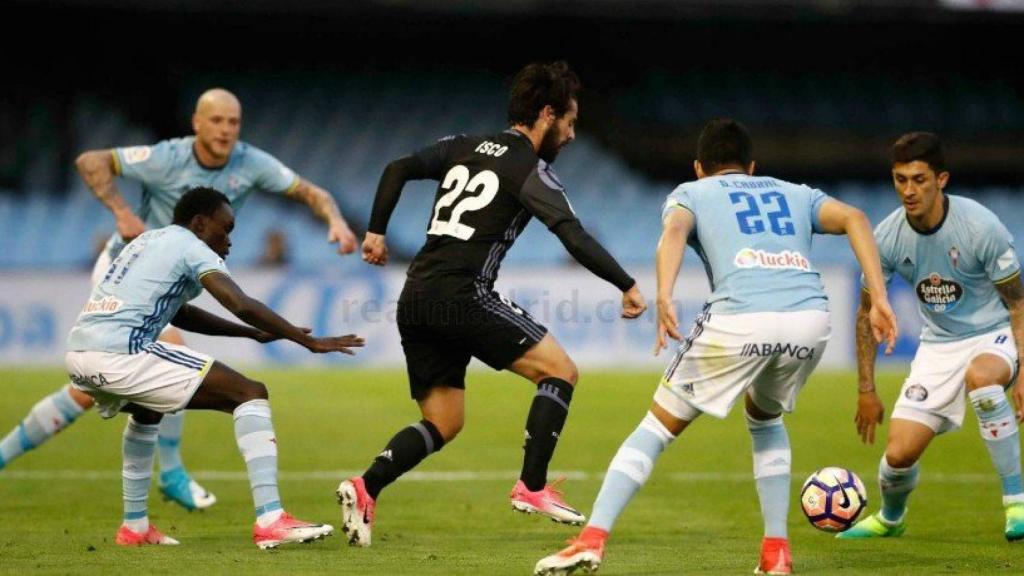 Isco, solo ante el Celta