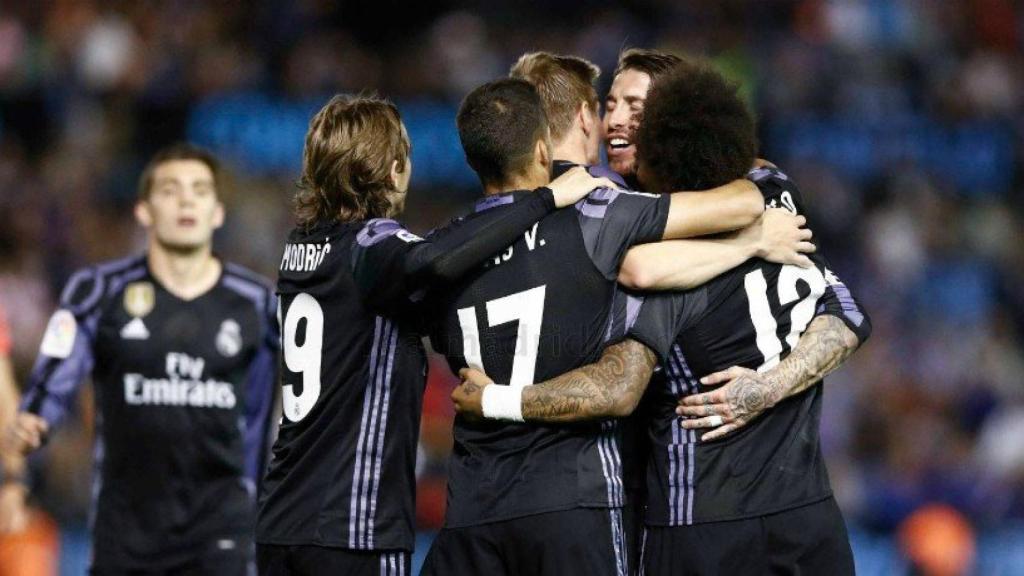 Los jugadores celebrando el gol de Kroos