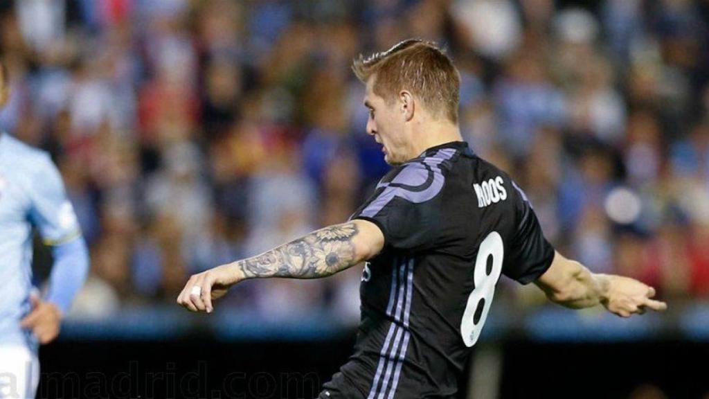 Kroos disparando a portería