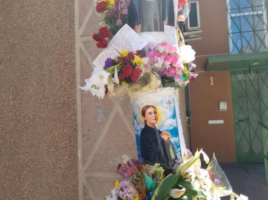 Flores e imágenes religiosas inundan el lugar en el que asesinaron a Sáez.
