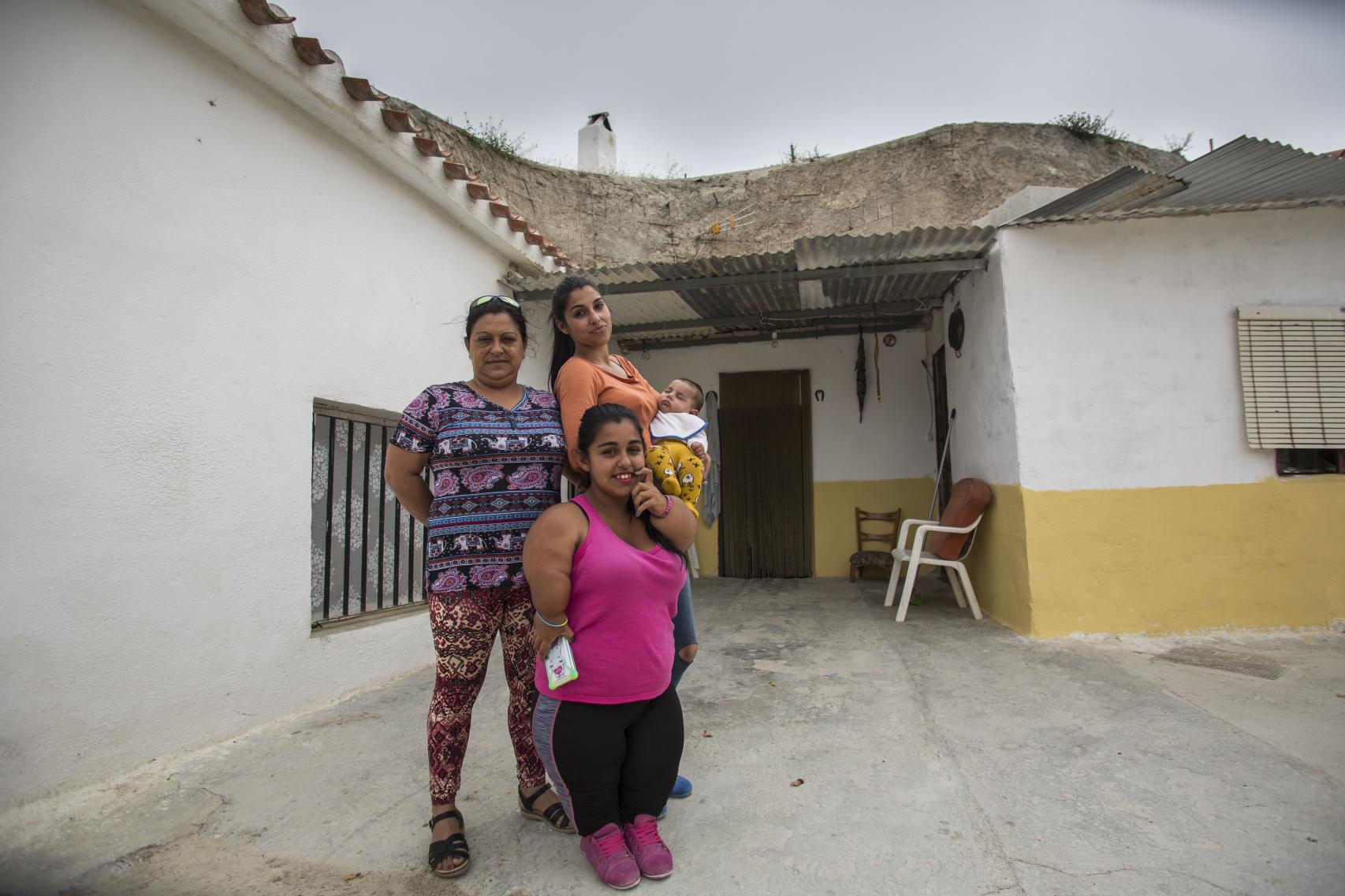 Paula (centro) junto a su madre, María Pilar, y una prima hermana que ya ha sido madre.