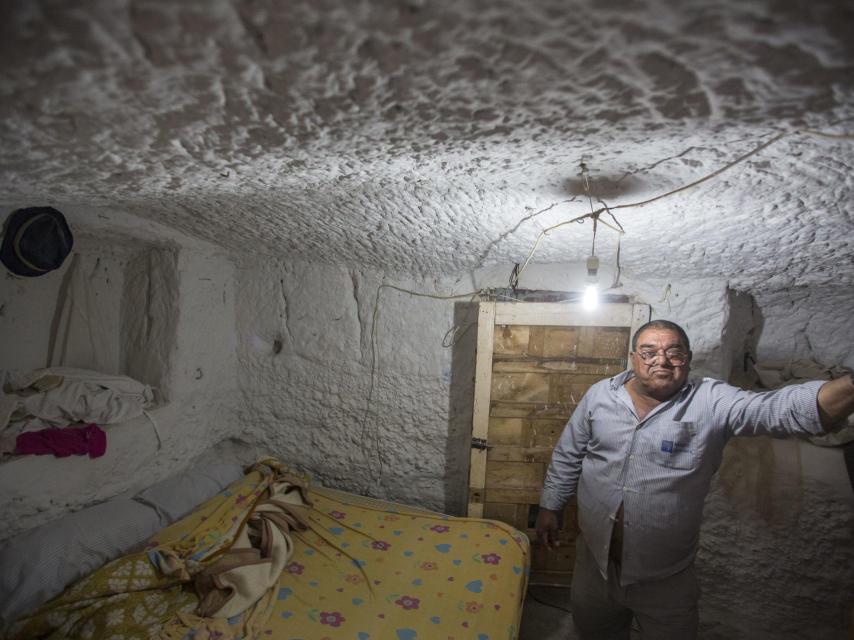Una de las habitaciones de la casa-cueva de Francisco Moreno Moreno, el patriarca de la familia.