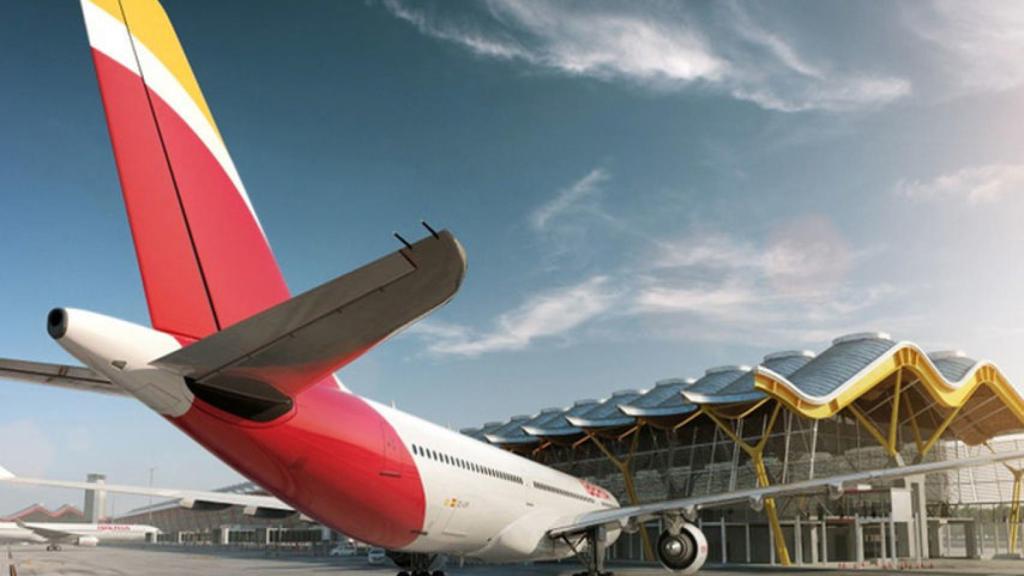 Un avión de Iberia en el aeropuerto de Madrid.