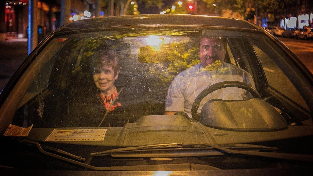 El padre David y Santas, en el coche.