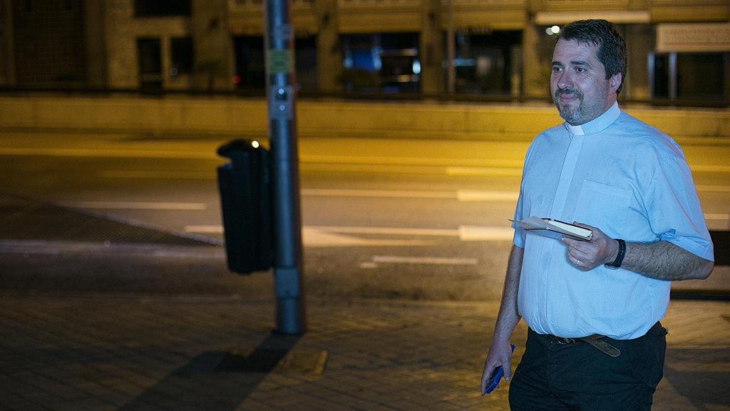 El padre David, de camino a dar una extremaunción de madrugada.