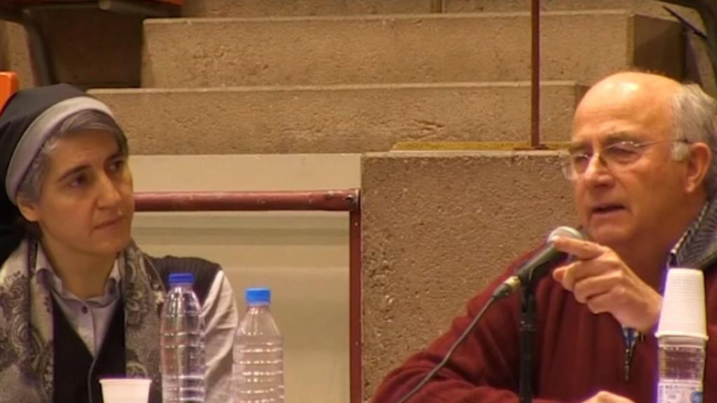 Teresa Forcades y Josep Pàmies pertenecen al grupo Dolça Revolució, que defiende la idea junto con otros curanderos y homeópatas de que se ha de curar el cáncer con hierbas (como el kalanchoe) o el MMS, una lejía industrial utilizada como blanqueante y cuya venta como fármaco está prohibida en España.