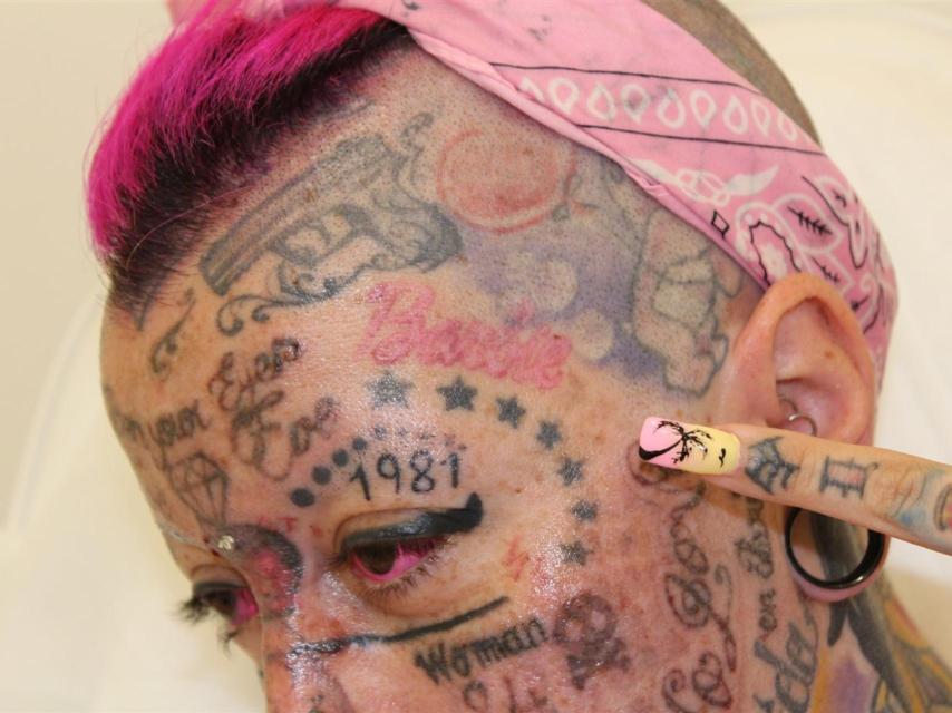 Lidia se señala uno de sus tatuajes.