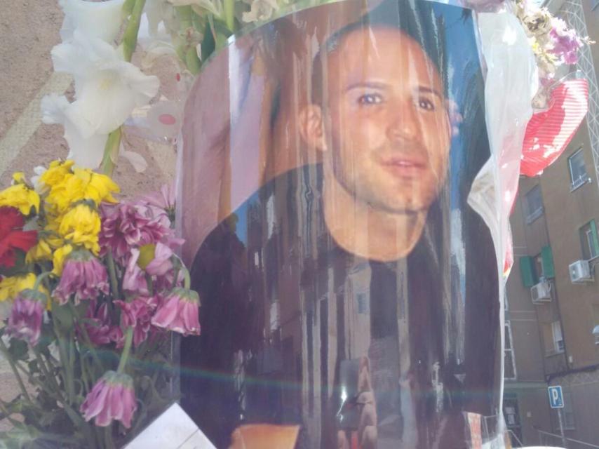 Altar dedicado al Niño Sáez en el lugar en el que fue asesinado el pasado domingo, 14 de mayo.