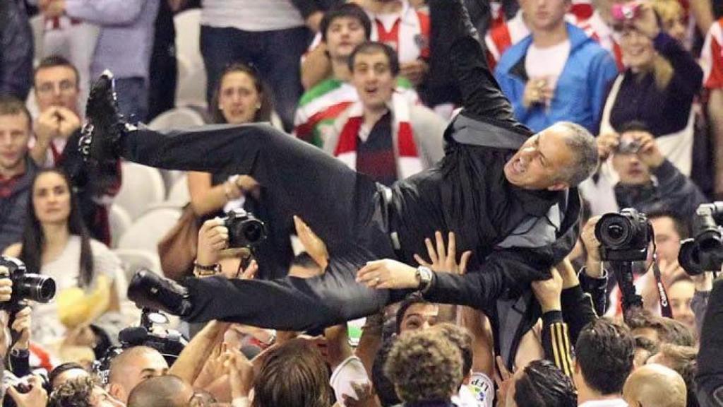 Mourinho manteado en la última Liga que ganó el Real Madrid.