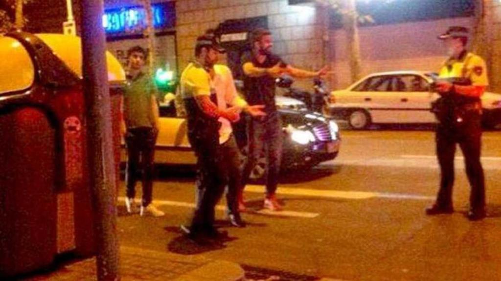 Piqué, en plena bronca con la Guardia Urbana en 2014.