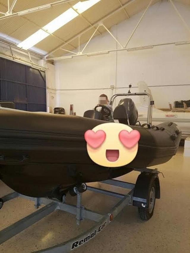 El hijo de Antonio, jugando con una de las lanchas con las que trafica su padre.