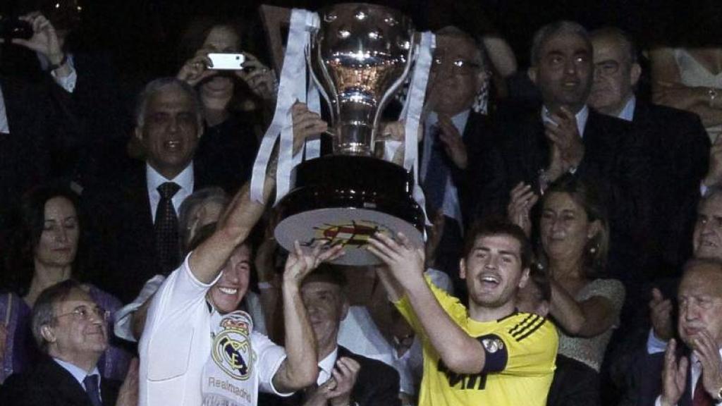 Sergio Ramos y Casillas levantan la última Liga que ganó el Madrid, en 2012.
