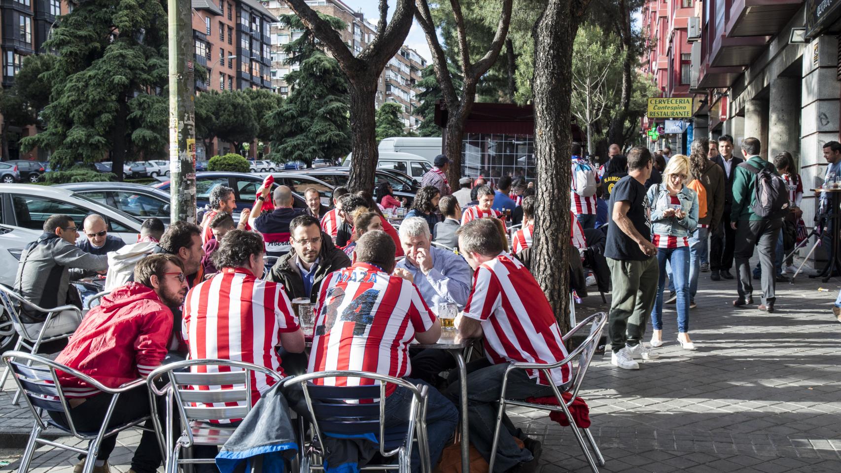 Los aficionados rojiblancos beben antes de entrar al Calderón.
