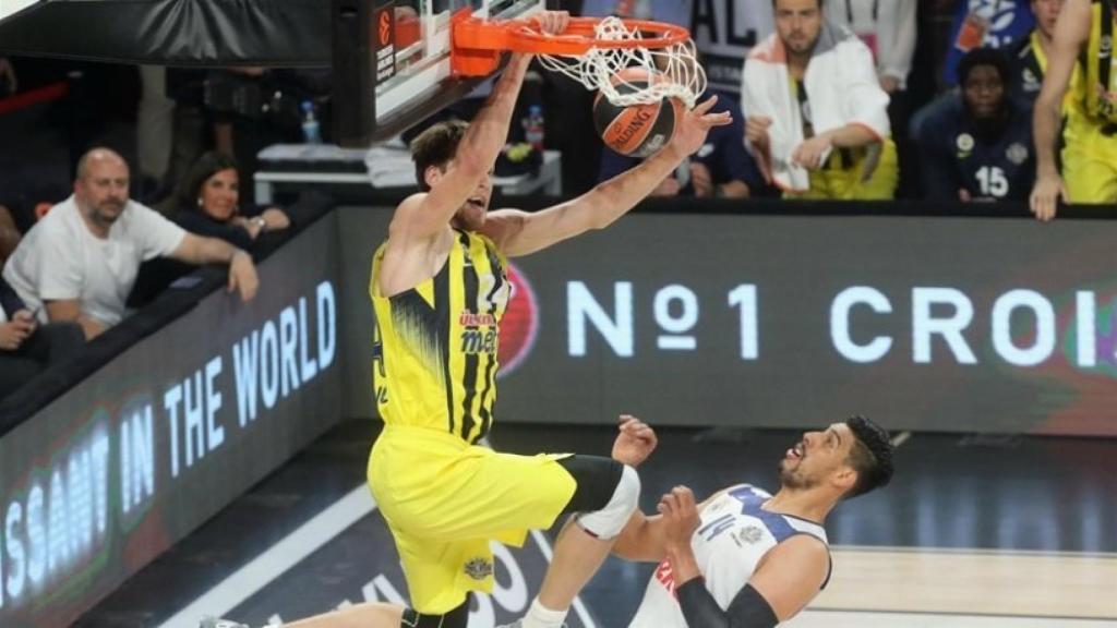 Ayón no puede defender a Vesely. Foto: euroleague.net