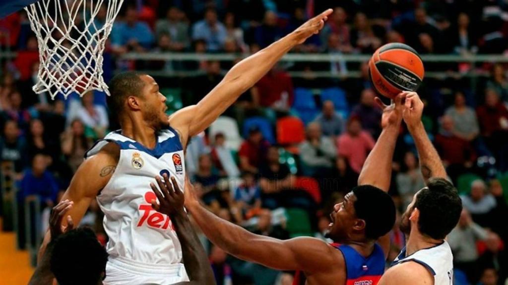 Defensa del Real Madrid contra el CSKA Moscú