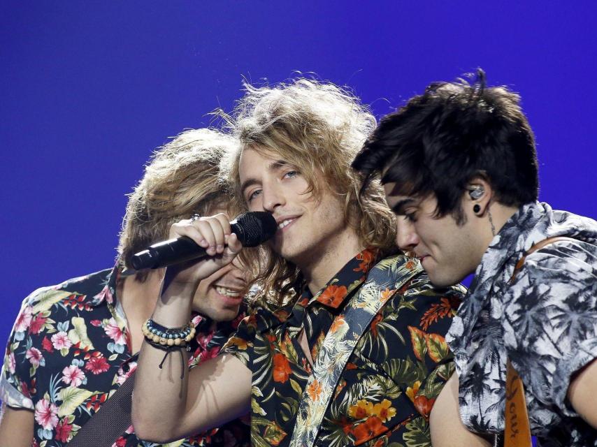 Manel Navarro y sus compañeros reggaes en pleno espectáculo eurovisivo.