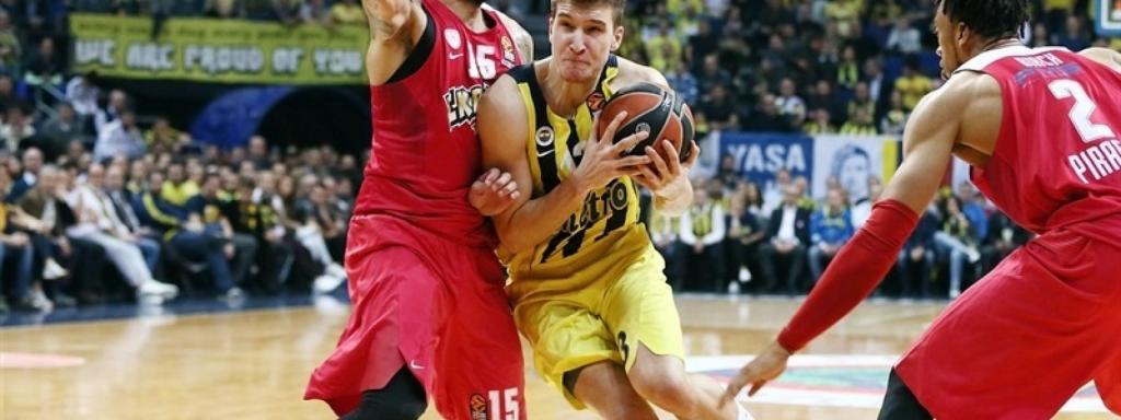 Printezis frente a Bogdanovic.