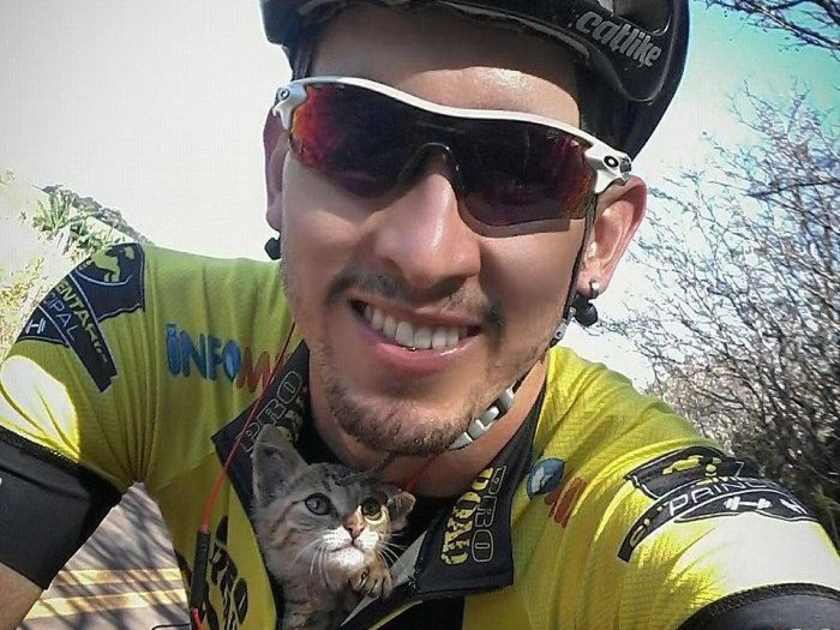 Viitor Fonseca, con su gatito.