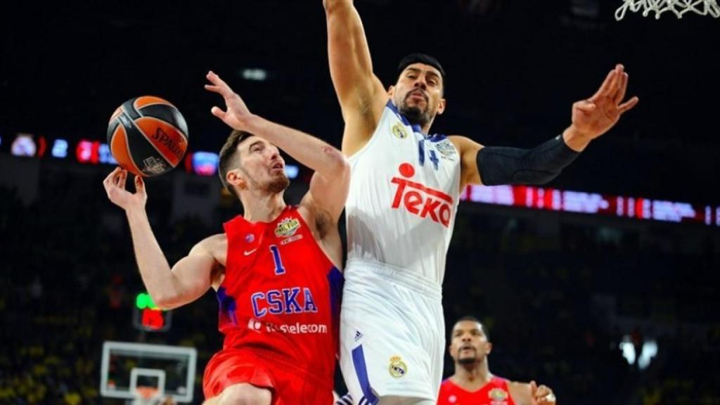 Ayón defendiendo a De Colo. Foto: euroleague.net
