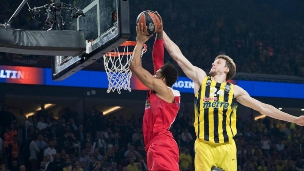Vesely tapona a un jugador de Olympiacos. Foto: euroleague.net