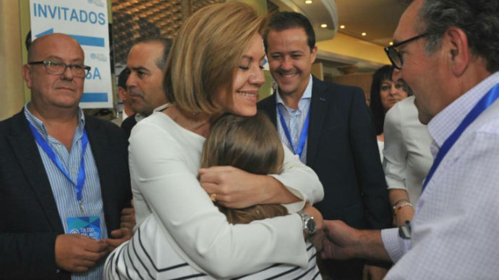 Entrañable imagen de Cospedal en el Congreso del PP de Toledo.