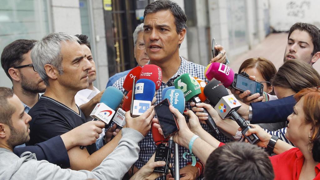 Sánchez tras votar en las primarias socialistas.