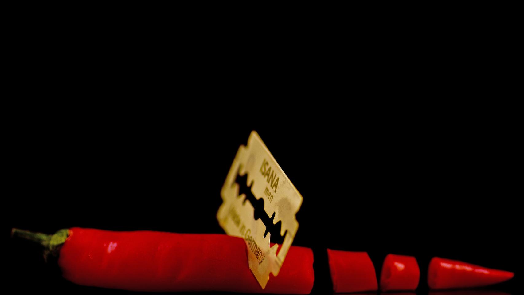 Un chile rebanado con cuchilla.