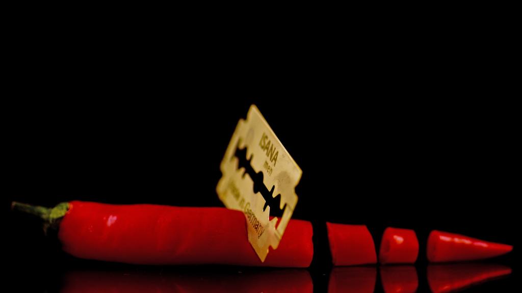 Un chile rebanado con cuchilla.