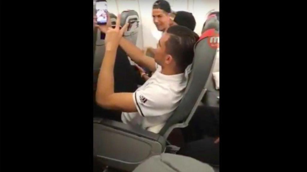 La celebración de los jugadores del Madrid en el avión