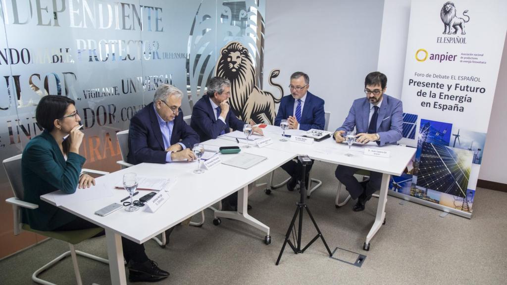 De izquierda a derecha: Ainhoa Murga, periodista de EL ESPAÑOL; Fernando Ferrando, vicepresidente de la Fundación Renovables; José María Baño León, catedrático de Derecho Administrativo en la Universidad Complutense de Madrid; John Müller, adjunto al Director de EL ESPAÑOL y Juan Castro-Gil, abogado especializado en regulación energética / Secretario de ANPIER.