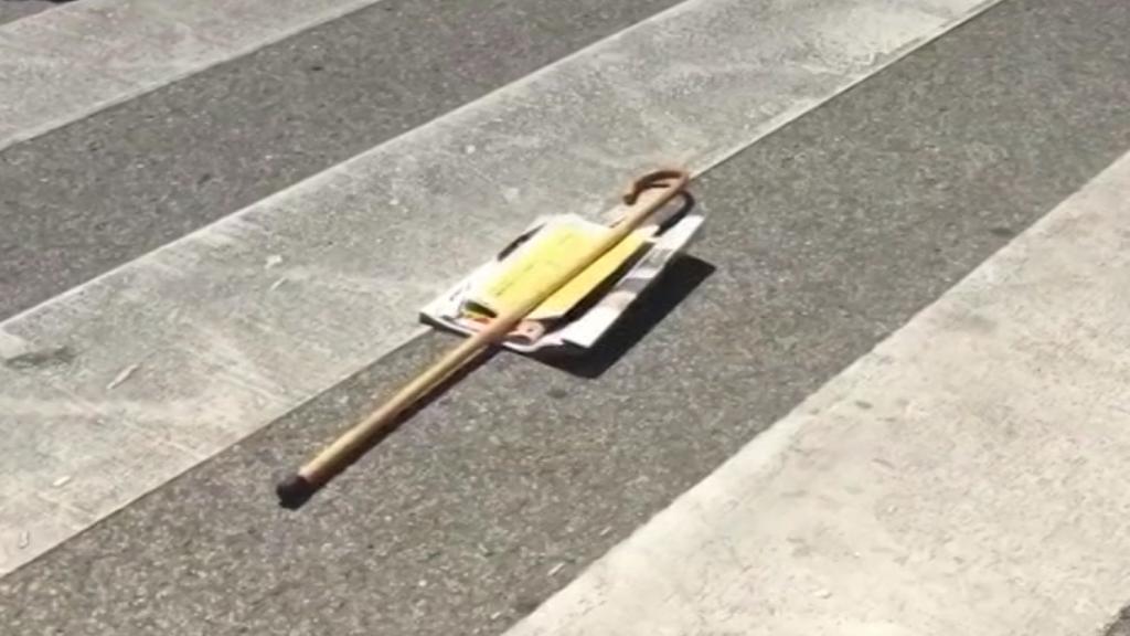 El bastón y el periódico de Ramón, que acabó muerto delante de su casa