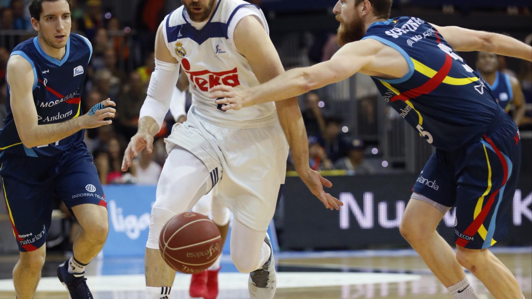 Andrés Nocioni intenta superar a Thomas Schreiner.