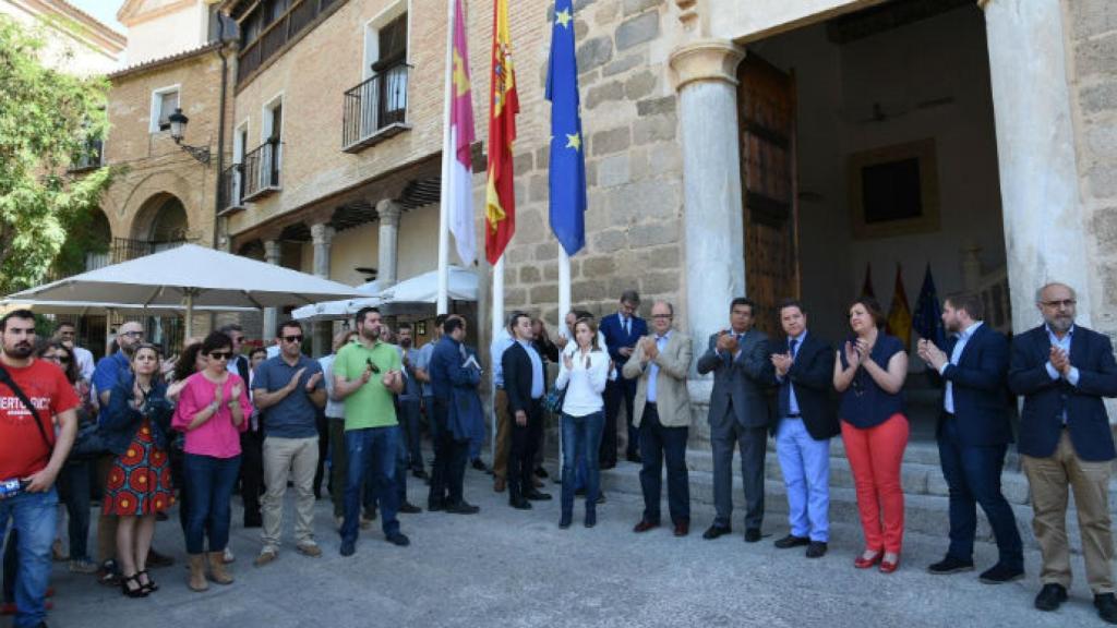 Minuto de silencio ante el Palacio de Fuensalida.