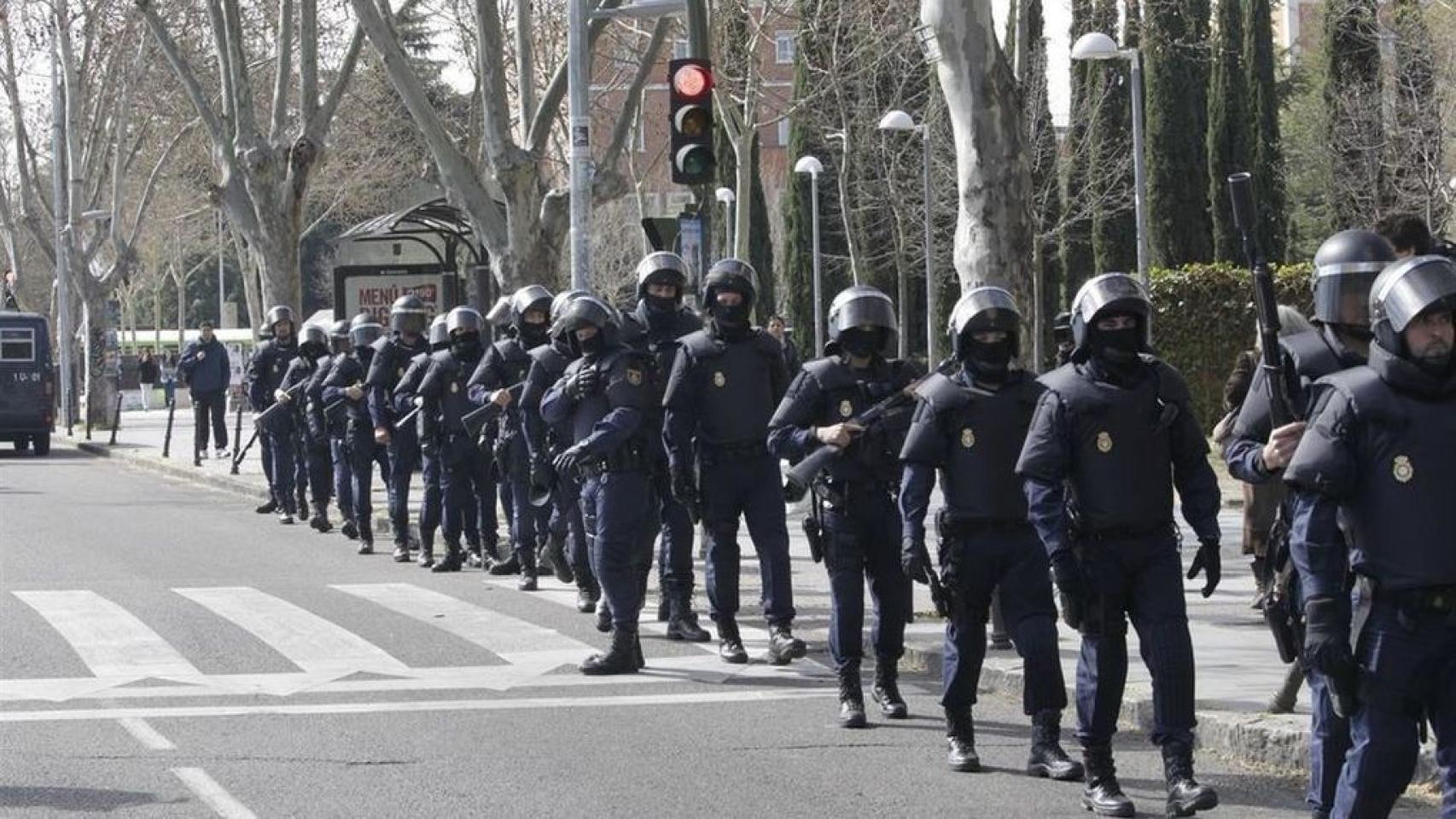 Un grupo de UIP toma posiciones cerca del Congreso.