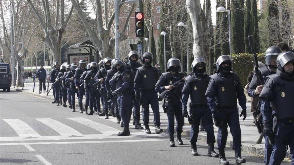 Un grupo de UIP toma posiciones cerca del Congreso.