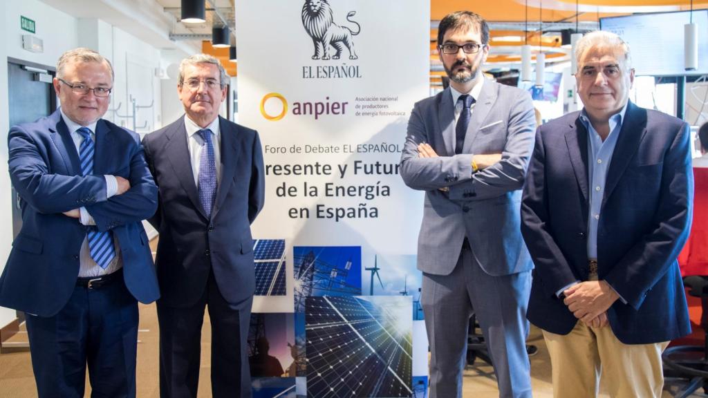 De izquierda a derecha: John Müller, adjunto al Director de EL ESPAÑOL; José María Baño León, Catedrático de Derecho Administrativo en la Universidad Complutense de Madrid; Juan Castro-Gil, Abogado especializado en regulación energética / Secretario de ANPIER y Fernando Ferrando, Vicepresidente de la Fundación Renovables.