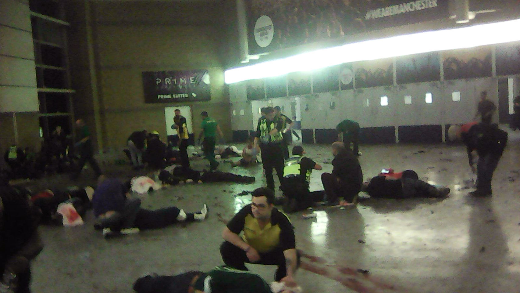 Los médicos se apresuran por atender a los heridos instantes después del ataque suicida