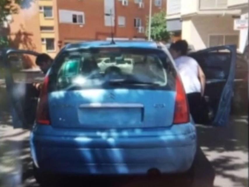 José María Pardo, el agresor, y su acompañante, captados por los vecinos en el momento de los hechos.